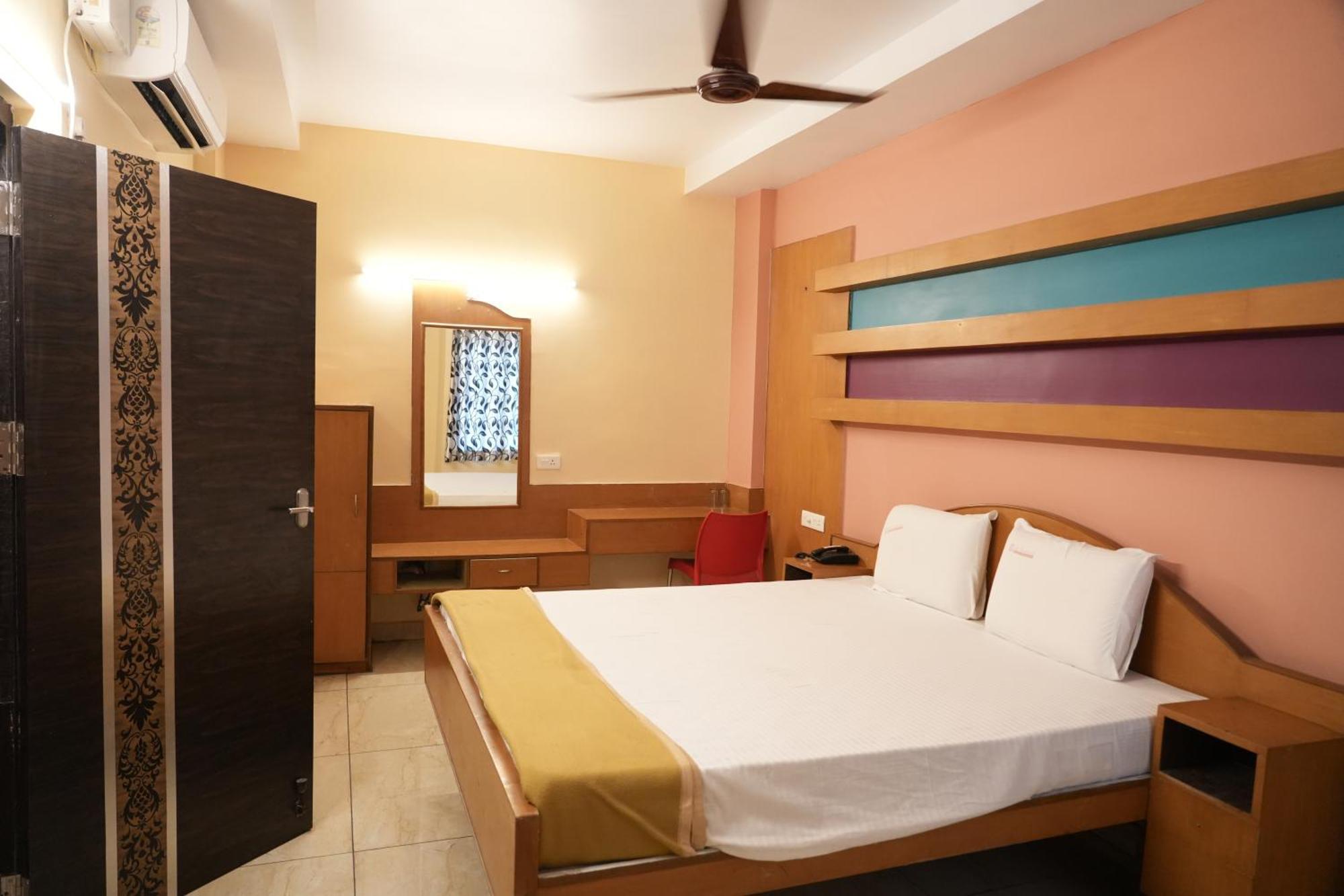 Sri Krishnan Residency Hotel โปลลาชี ภายนอก รูปภาพ