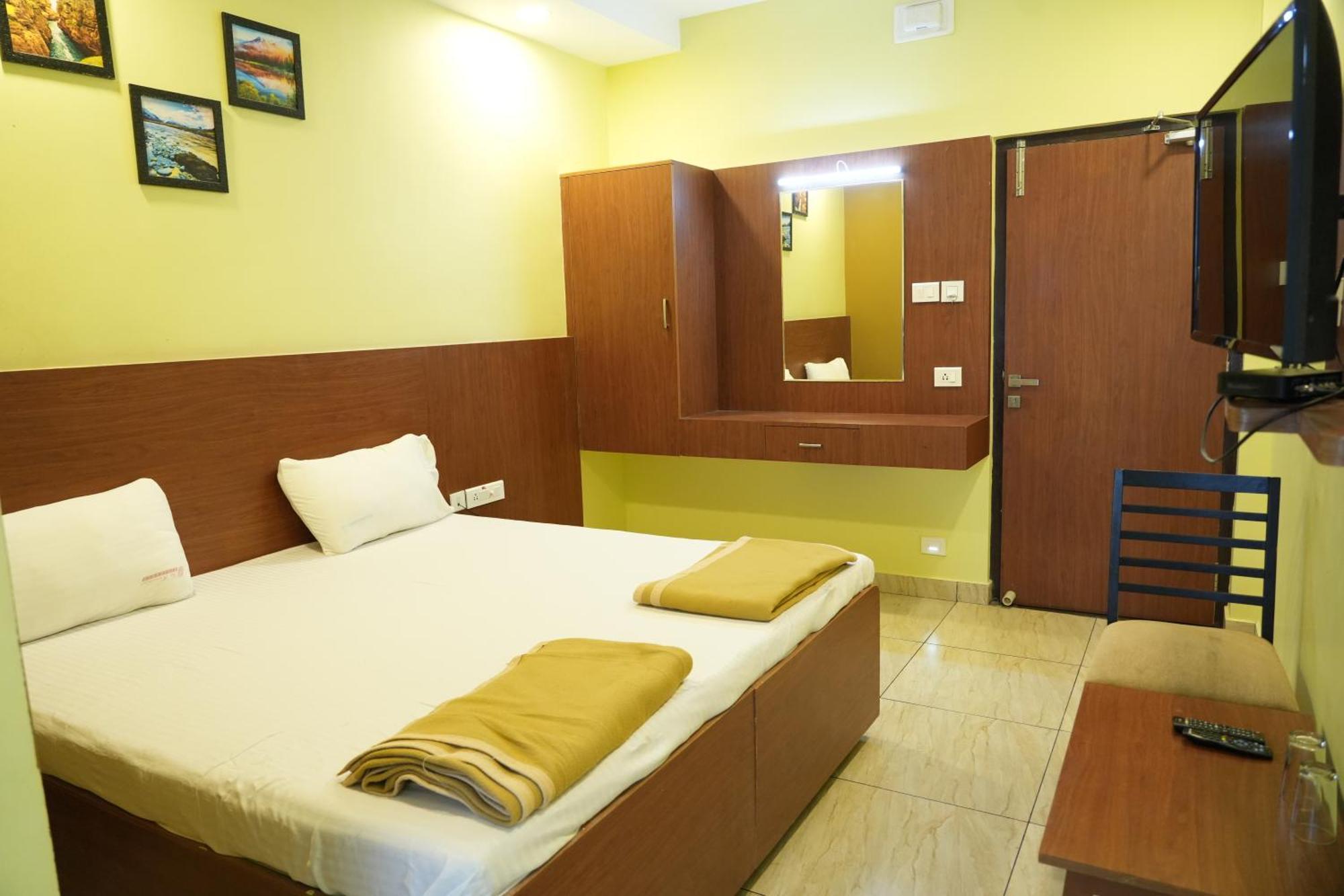 Sri Krishnan Residency Hotel โปลลาชี ภายนอก รูปภาพ