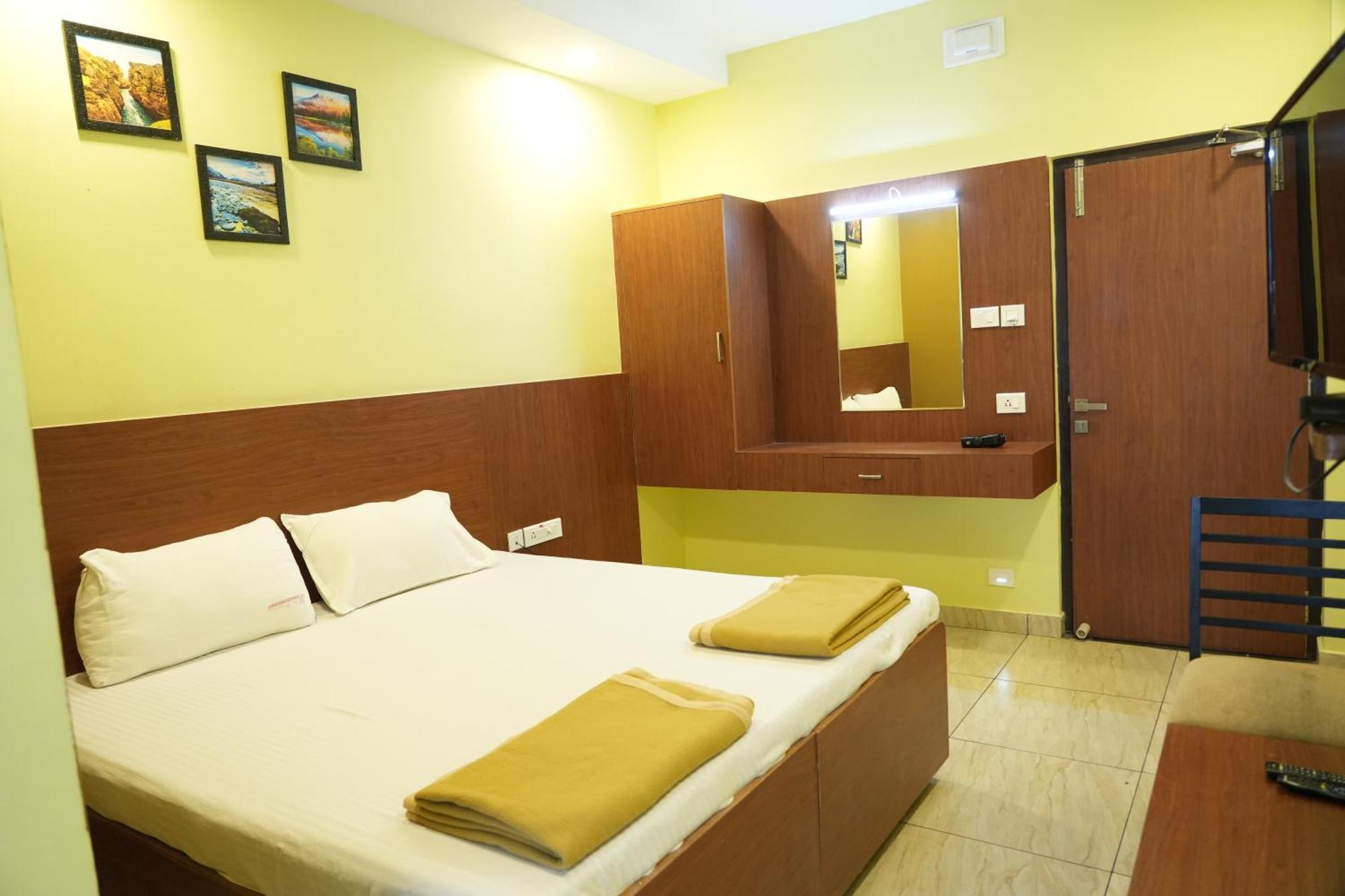 Sri Krishnan Residency Hotel โปลลาชี ภายนอก รูปภาพ