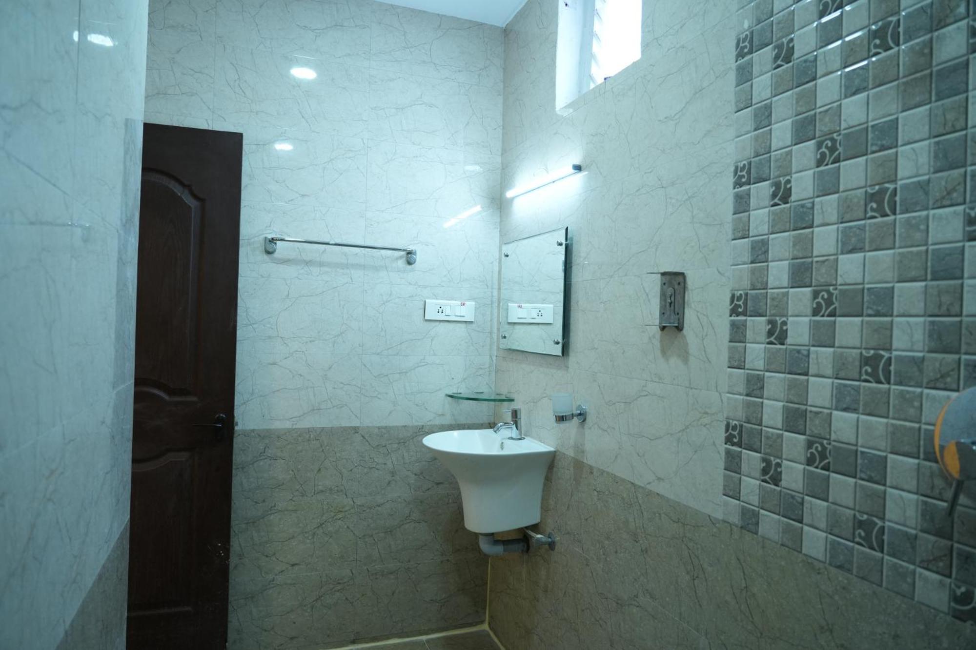 Sri Krishnan Residency Hotel โปลลาชี ภายนอก รูปภาพ